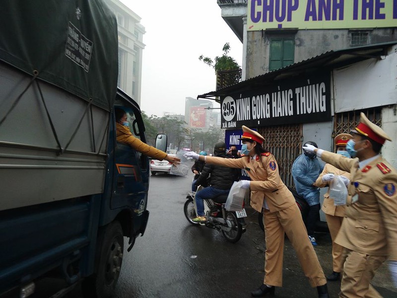 csgt ha noi phat mien phi va tan tay deo khau trang cho nguoi dan  hinh 9