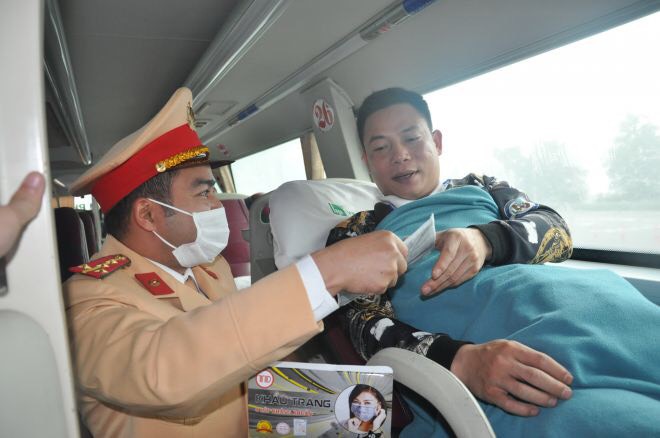 csgt phat khau trang mien phi cho nguoi dan di tren cao toc nb - lc hinh 1