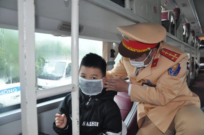 csgt phat khau trang mien phi cho nguoi dan di tren cao toc nb - lc hinh 2