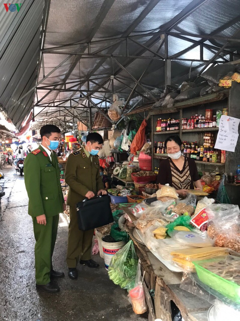 anh: ha noi thu gom chat thai tai khu cach ly pho truc bach hinh 17