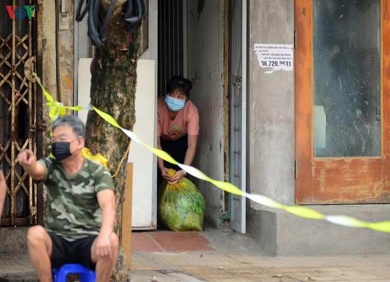 can canh quy trinh thu gom rac thai o khu pho cach ly truc bach hinh 9