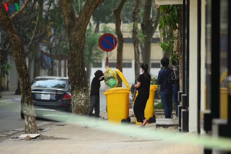 can canh quy trinh thu gom rac thai o khu pho cach ly truc bach hinh 8