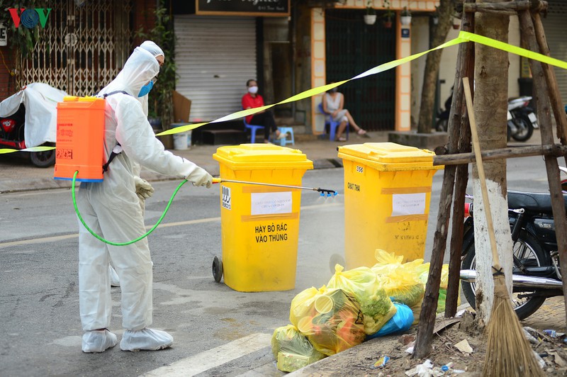 can canh quy trinh thu gom rac thai o khu pho cach ly truc bach hinh 10