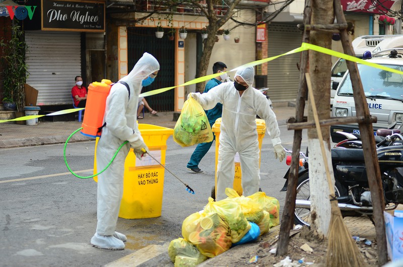 can canh quy trinh thu gom rac thai o khu pho cach ly truc bach hinh 11