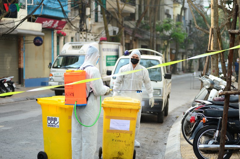 can canh quy trinh thu gom rac thai o khu pho cach ly truc bach hinh 12