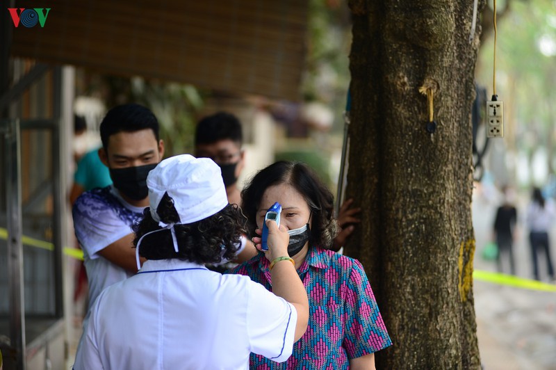 can canh quy trinh thu gom rac thai o khu pho cach ly truc bach hinh 14