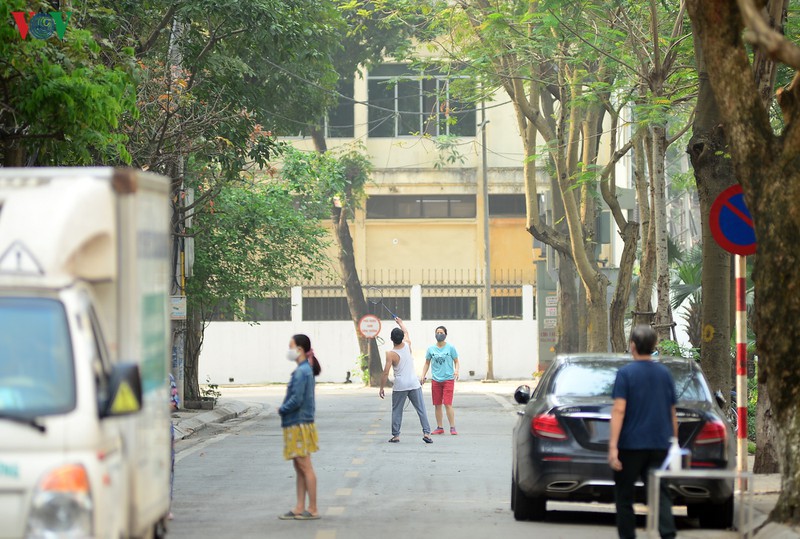 can canh quy trinh thu gom rac thai o khu pho cach ly truc bach hinh 18