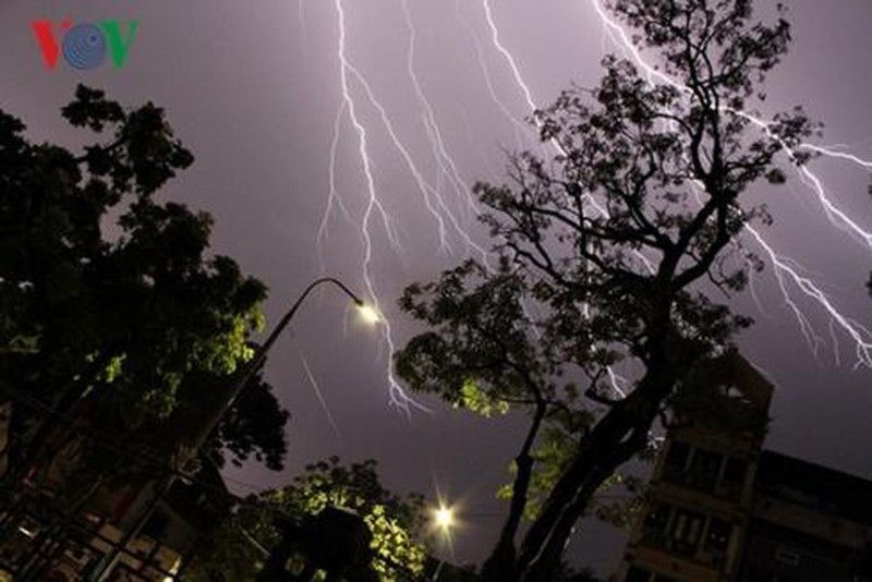 canh bao dong loc, mua da o bac bo, trung bo trong nhung ngay toi hinh 1