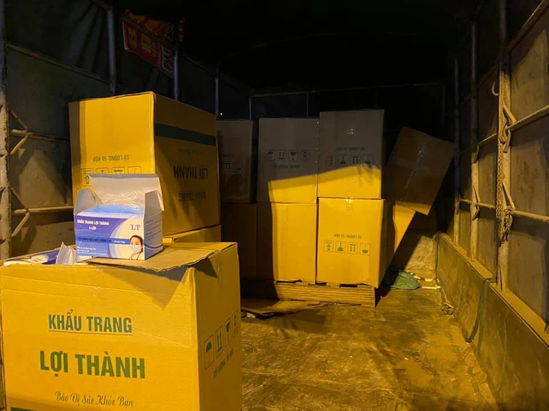 cho ca xe tai khau trang lau di tieu thu trong dem hinh 1