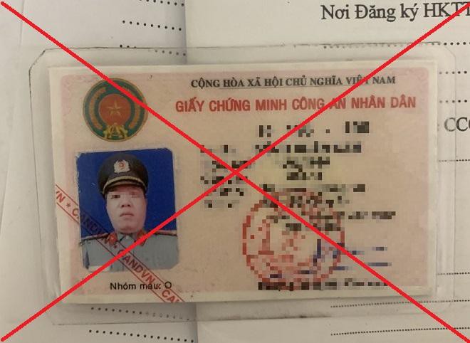 csgt xu ly vi pham giao thong phat hien "cong an rom", say xin hinh 1