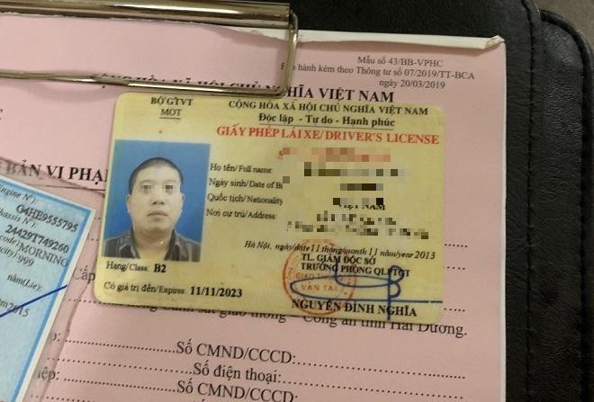 csgt xu ly vi pham giao thong phat hien "cong an rom", say xin hinh 2