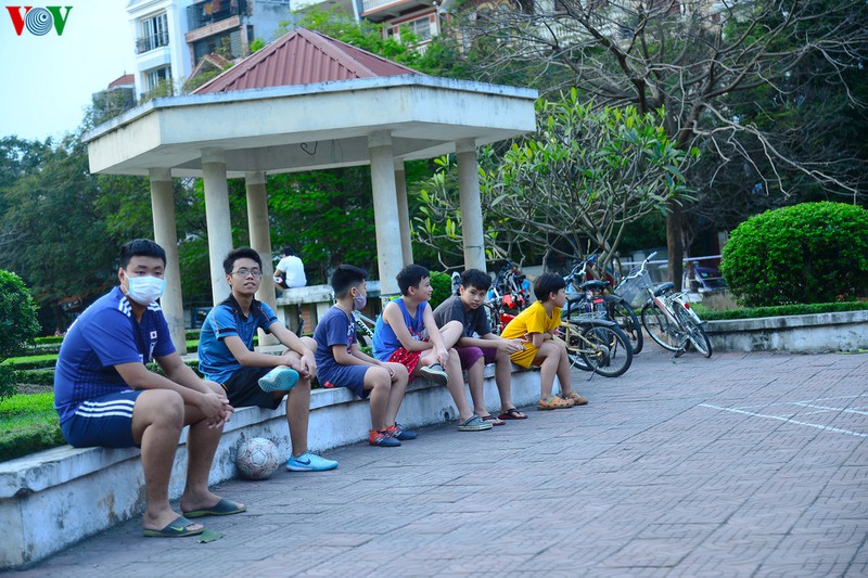 anh: nhieu nguoi dan ha noi van khong deo khau trang o noi cong cong hinh 1