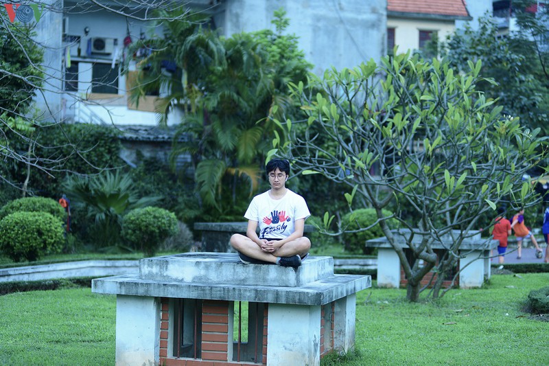 anh: nhieu nguoi dan ha noi van khong deo khau trang o noi cong cong hinh 6