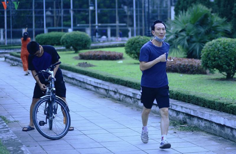 anh: nhieu nguoi dan ha noi van khong deo khau trang o noi cong cong hinh 5