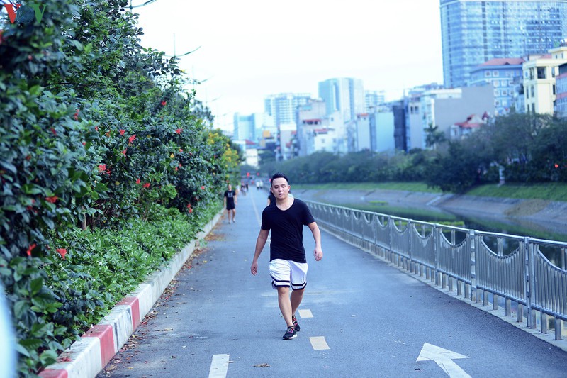 anh: nhieu nguoi dan ha noi van khong deo khau trang o noi cong cong hinh 9