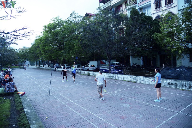 anh: nhieu nguoi dan ha noi van khong deo khau trang o noi cong cong hinh 4
