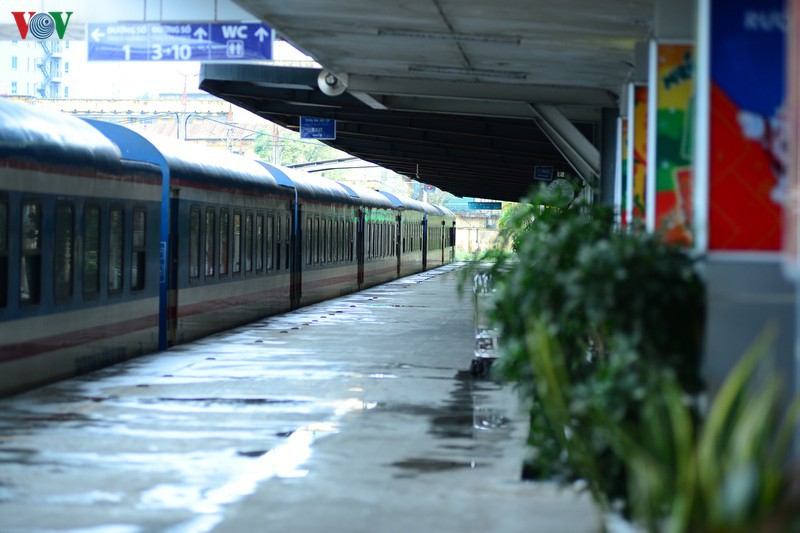 dich covid-19: ben xe, nha ga o ha noi vang tanh hinh 11