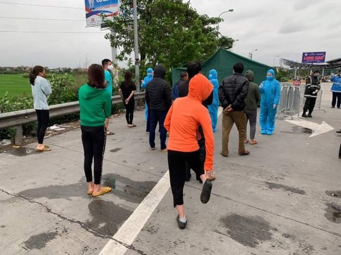 ngan chan xe khach cho 30 nguoi tai chot kiem dich cua ngo ha noi hinh 1