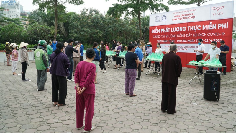 hang nghin suat luong thuc duoc phat mien phi cho nguoi ngheo o ha noi hinh 2
