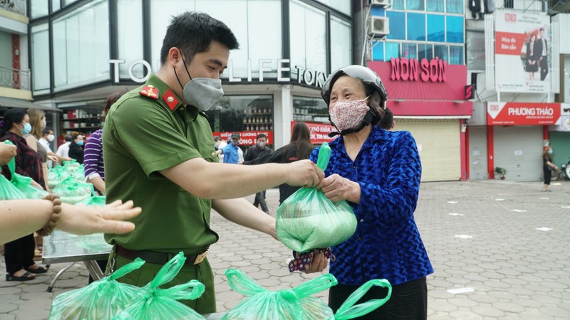 hang nghin suat luong thuc duoc phat mien phi cho nguoi ngheo o ha noi hinh 4