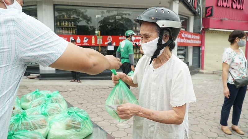 hang nghin suat luong thuc duoc phat mien phi cho nguoi ngheo o ha noi hinh 5