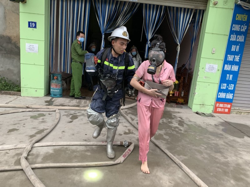 14 nguoi kip thoat than khi 1 nha nghi o ha noi boc chay hinh 2