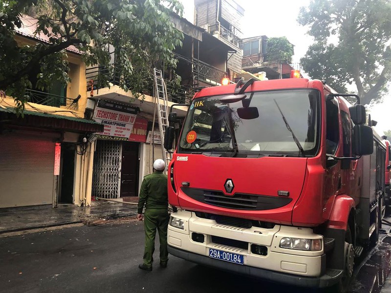 khoi lua boc len ngun ngut o 1 ngoi nha tren pho hang ngang, ha noi hinh 2