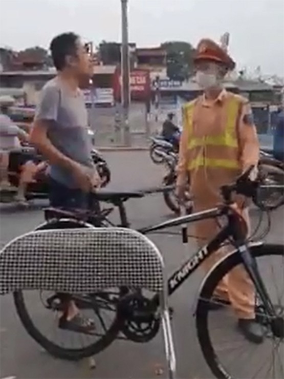 xu phat nguoi dan ong tu nhan la bac si, ra duong khong deo khau trang hinh 1