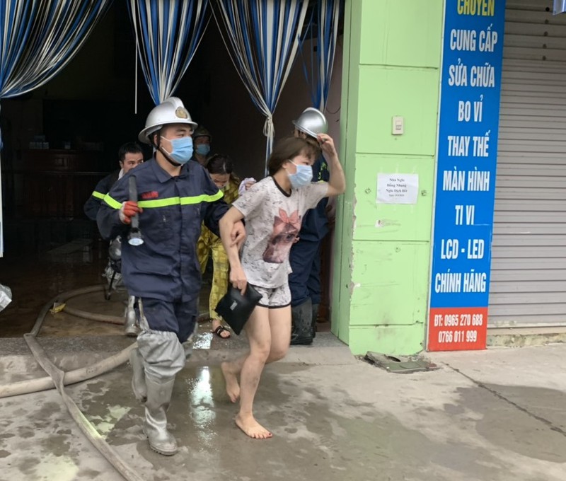 14 nguoi kip thoat than khi 1 nha nghi o ha noi boc chay hinh 1