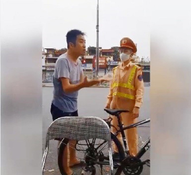 danh tinh bac si di xe dap khong deo khau trang phan ung csgt o ha noi hinh 1