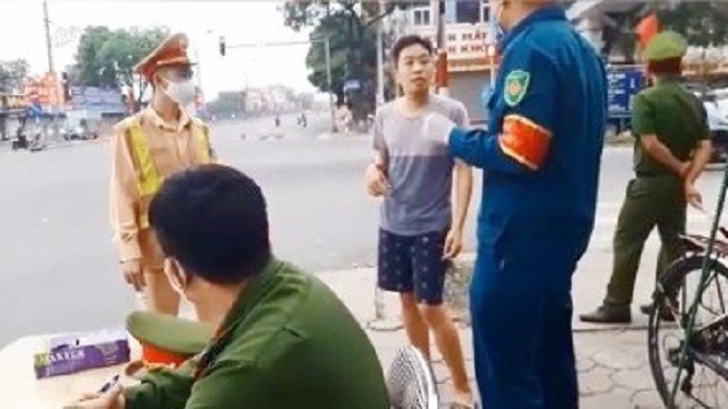 danh tinh bac si di xe dap khong deo khau trang phan ung csgt o ha noi hinh 2