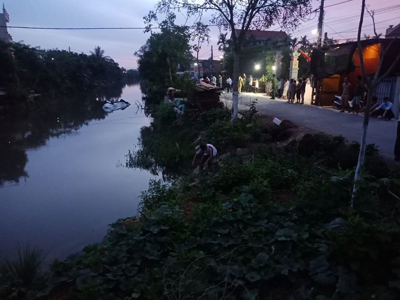 xe o to 7 cho lao xuong song khien 3 nguoi tu vong tai nam dinh hinh 2