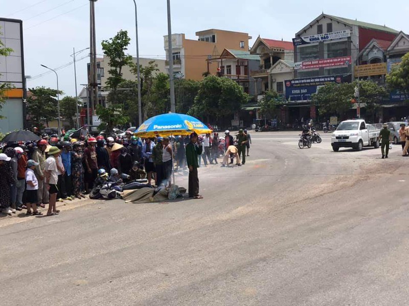va cham voi xe o to tai, mot nguoi tu vong tai cho o ha tinh hinh 1