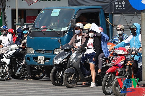 lưu ý bạn nên biết khi đi xe máy trong những ngày nắng nóng hình 2 luu y ban nen biet khi di xe may trong nhung ngay nang nong hinh 2