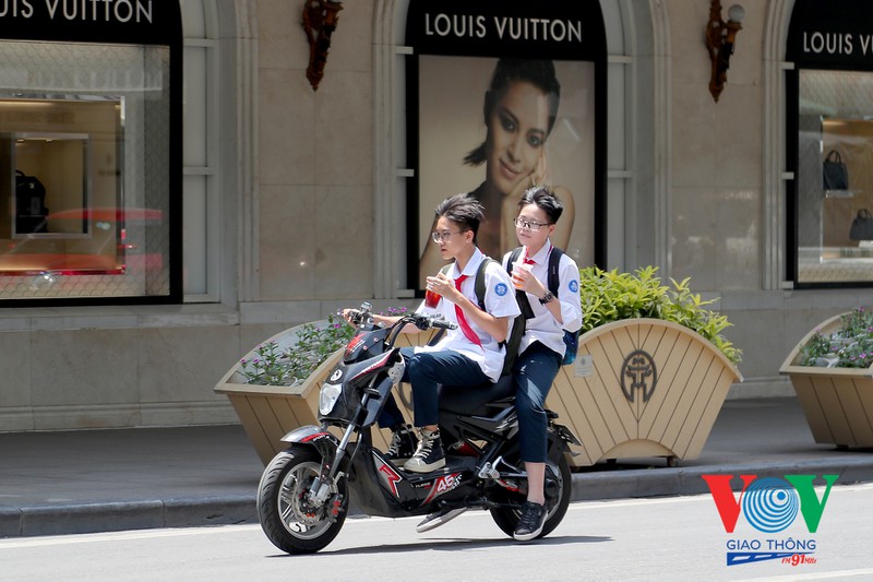 lưu ý bạn nên biết khi đi xe máy trong những ngày nắng nóng hình 4 luu y ban nen biet khi di xe may trong nhung ngay nang nong hinh 4