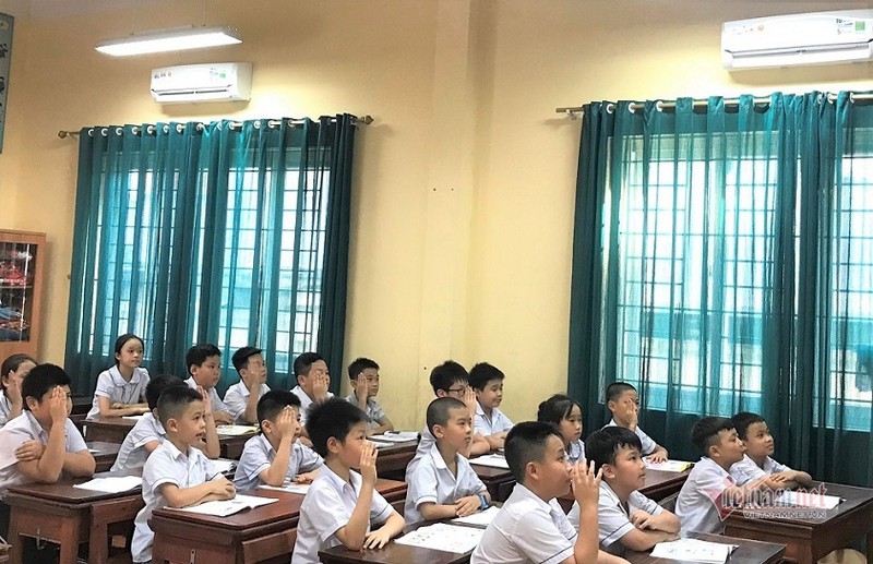 lo con chiu nong, phu huynh truong lang dong loat xin lap dieu hoa hinh 1