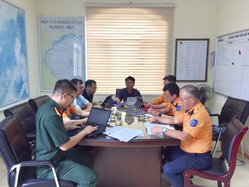 khan truong tim 4 nguoi mat tich tren tau ca bi chim o vinh bac bo hinh 4
