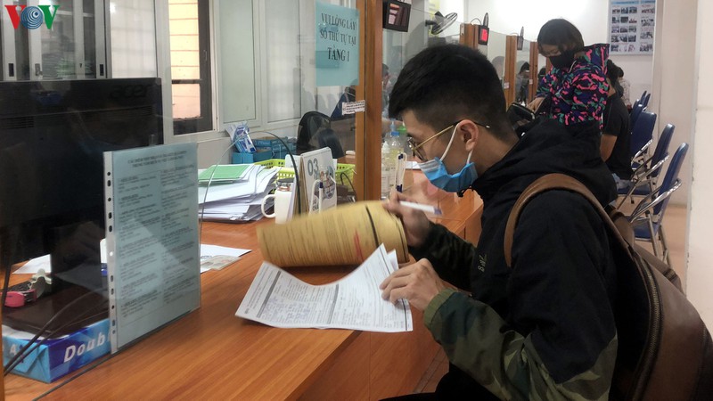 ha noi: qua tai nguoi lam thu tuc huong tro cap that nghiep hinh 1