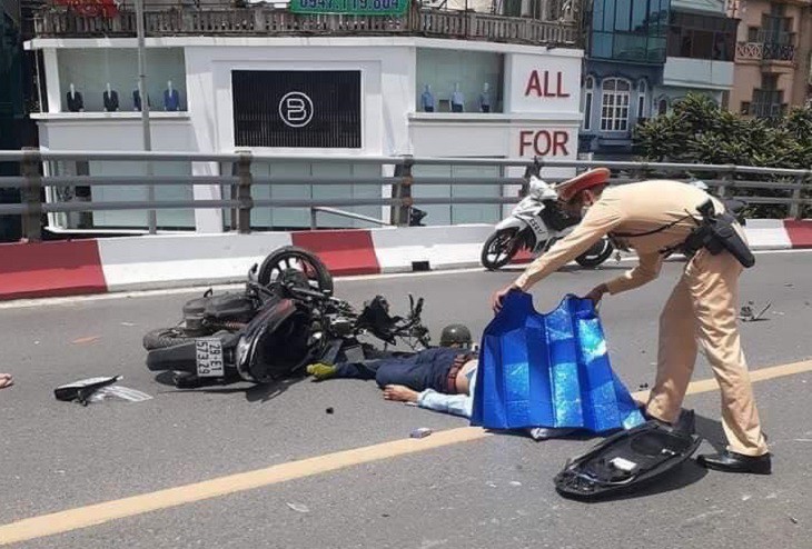 hai thanh nien bi trong thuong sau tai nan lien hoan o cau vuot ha noi hinh 1