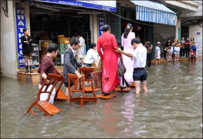 cong nhan thoat nuoc oan minh giua ngon ngang rac thai hinh 5