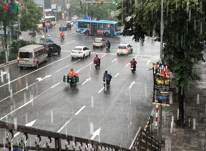 ha noi don tran mua lon giai nhiet trong sang som ngay 3/7 hinh 1