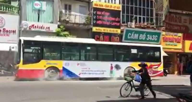 xe buyt bat ngo boc chay giua pho ha noi hinh 1