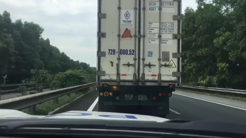 phat 2,5 trieu dong tai xe container khong nhuong duong cho xe uu tien hinh 1