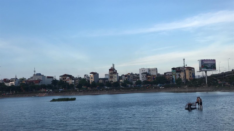 bang hoang phat hien thi the nam thanh nien noi tren mat ho linh dam hinh 1