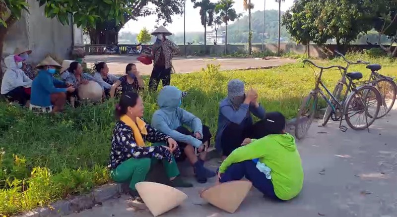 van chua the thong xe rac vao khu xu ly rac thai nam son, ha noi hinh 4