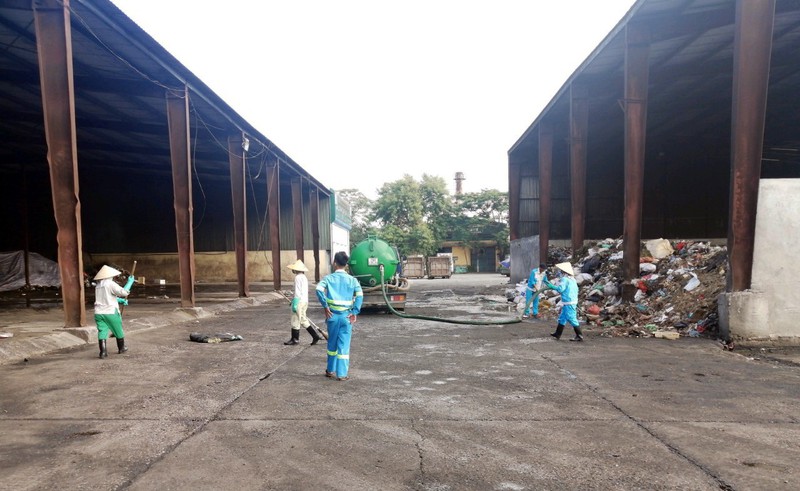 nguoi dan van ngan khong cho xe rac co lon vao diem trung chuyen cau dien hinh 3