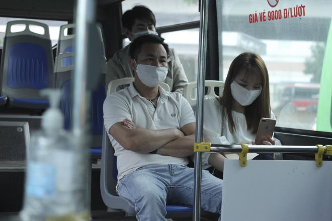 bo gtvt: tai xe, hanh khach phai deo khau trang tai nha ga va tren xe hinh 1