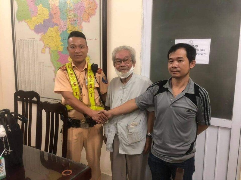 cụ ông 85 tuổi bị lẫn, đi lạc hơn 10km được cảnh sát hà nội phát hiện hình 1 cu ong 85 tuoi bi lan, di lac hon 10km duoc canh sat ha noi phat hien hinh 1