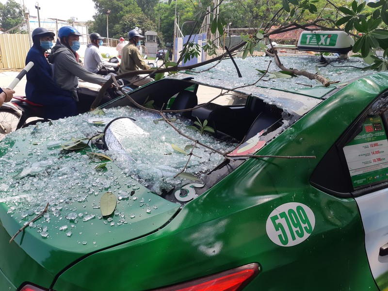 ha noi xay ra no nhu "bom", o to bi thung noc khien 2 nguoi bi thuong hinh 2