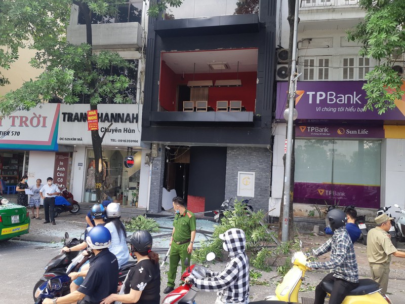 ha noi xay ra no nhu "bom", o to bi thung noc khien 2 nguoi bi thuong hinh 1